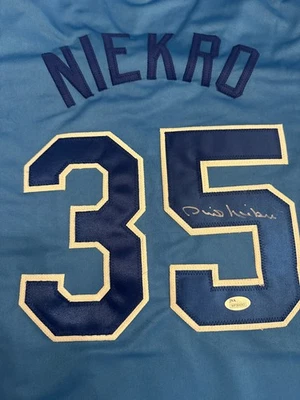 Camiseta de béisbol azul claro firmada por Phil Niekro Atlanta (JSA) Atlanta Braves Salón de la fama Foto 1 de 4