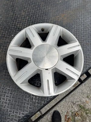 Rueda de aluminio Cadillac DTS 2000-2011 17 pulgadas con tapa central Foto 1 de 4