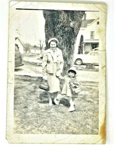 Vintage s/w Foto einer Mutter und Tochter verkleidet für Ostersonntag 5. April 1953 - Bild 1 von 2
