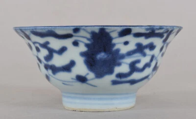 Cuenco chino de porcelana esmaltada azul y blanco dinastía Qing siglo XIX Foto 1 de 4