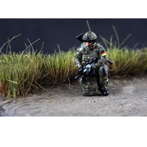 1/72 Miniatures Figures German drone operator Solider Model Scene Props For Cars - Picture 1 of 6