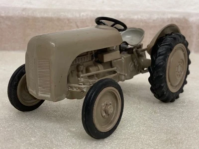 1/20 scale 1950’s Airfix Ferguson TE20 Tractor tracteur Traktor Built kit - Image 1 of 4