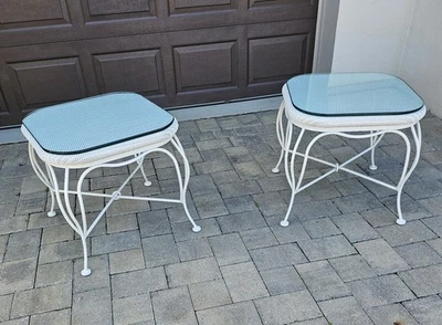 Par de mesas auxiliares de mimbre Lloyd Loom de colección con tapas de vidrio y patas de metal Foto 1 de 4