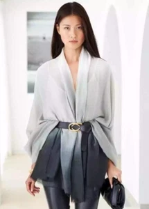 Neu mit Etikett $ 150 unverbindliche Preisempfehlung des Herstellers Carly Cushnie Schal/Halstuch mit Ombre-Druck - Bild 1 von 9