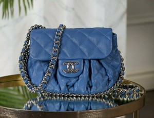 blue quilted chanel bolsa
