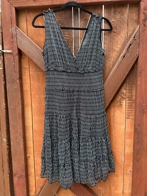 Studio M 夏季连衣裙中号层叠荷叶边 V 领短膝无袖 — 第 1/4 张图片