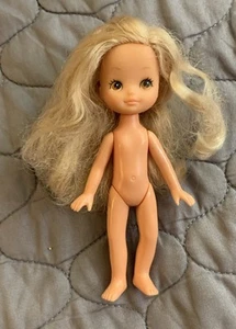 "Muñeca Kidco 5,5"" rubia ojos marrones desnuda vintage 1981 Hong Kong" - Imagen 1 de 3