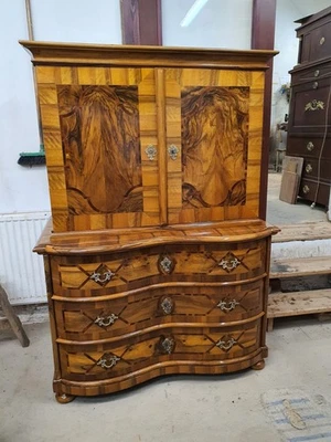 Barocke Aufsatzkommode in Nussbaum intarsiert um 1760 - Bild 1 von 4