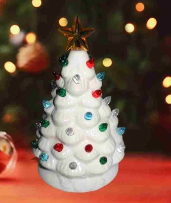 Estatueta pequena branca nostálgica árvore de Natal 6" de altura estilo vintage iluminada - Imagem 1 de 4