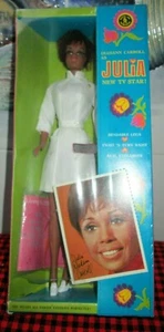 NUEVO EN CAJA JAPÓN 1969~"JULIA"~#1127~MUÑECA JULIA ENFERMERA TV~SIN USAR, EN CAJA ORIGINAL~VIOLONCHELO SELLADO con DESGARRO INFERIOR - Imagen 1 de 12