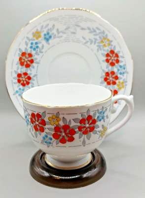 Taza de té y platillo vintage de porcelana de hueso de Royal York plateados con flores rojas y azules Foto 1 de 4