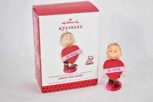 HALLMARK DENKMAL ORNAMENT LINUS GROSSES HERZ 2013 - Bild 1 von 6