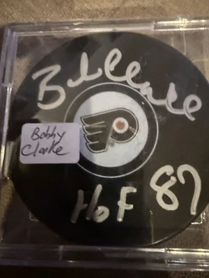 Disco de hockey autografiado por Bobby Clarke Philadelphia Flyers Foto 1 de 4