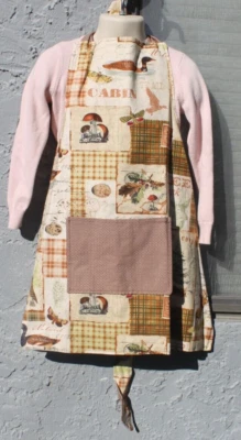 Delantal Completo Infantil Estampado Cabina Talla 3-8 Hecho a Mano Bolsillo Reversible Marrón Tostado Foto 1 de 4