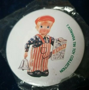 NEWS BOY Pinback Button T Kitahara Tin Toy Collection ~ Ray Rohr Artefacto Cósmico - Imagen 1 de 5