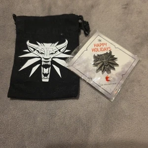 The Witcher 3 Wolfs Head Enamel Pin Promo Item Wild Hunt 2016 Happy Holidays NEW - Picture 1 of 4