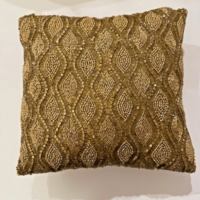 Almohada decorativa con cuentas doradas 11”x 11” cremallera trasera dorada satinada trasera Foto 1 de 4