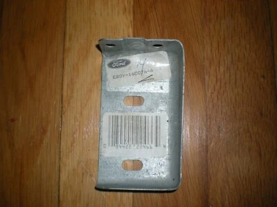 NOS 1988 1989 Lincoln Continental Front Fender Mounting Bracket RH E8OY-16C076-A - Image 1 of 2