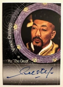 STARGATE SG-1: VINCE CRESTEJO as YU THE GREAT AUTO CARD RITTENHOUSE 2000 A7 - Bild 1 von 2