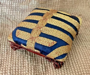 Casa de Muñecas Miniatura Seda Bordado Hassock Banco Taburete Mesa Asiento Otomana 1847 - Imagen 1 de 5