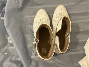 FITFLOP SIZE6 EUR39 WHITE LEATHER ATHENA FLOWER STUD ANKLE SLIP ON BOOTS used - Picture 1 of 5