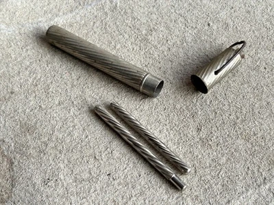 Antiguo frasco de tinta/aceite de vidrio para dibujo lápiz combinación de metal vintage - SOLO CAJA Foto 1 de 4