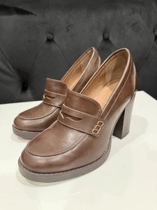 Gently Used Womans US Size 7.5 Bongo Leather Dress Shoes with 3" Heels - Picture 1 of 12