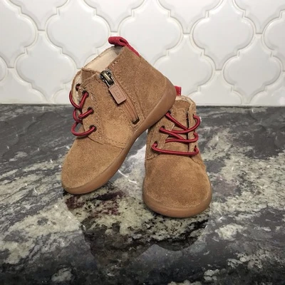UGG Niños Pequeños Chukka Gamuza Botines - Niños Niñas 6 NUNCA USADOS AFUERA Foto 1 de 4