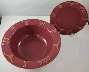 Frankoma Pottery RANCHO Marcas de Ganado Cabernet Borgoña Cuenco para Servir y Plato de Ensalada - Imagen 1 de 12