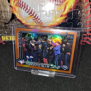 Tarjeta de equipo naranja #23/25 Topps Serie 2 #570 Toronto Blue Jays 2025 - Imagen 1 de 2