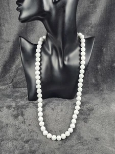White Beaded Necklace Ribbed Melon Gold Tone Spring Ring Clasp Single Strand - Picture 1 of 6