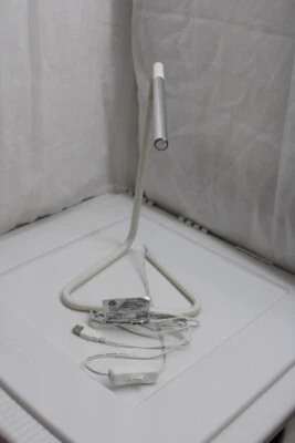 Moderno Blanco Triangular Tubular Acero Inoxidable Ikea LED Luz de Computadora Cable USB Foto 1 de 4