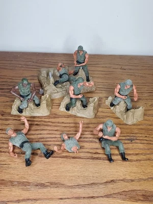 Vintage 1974 Mattel Heroes In Action Army Action Figures & Bases Lot - Image 1 of 4
