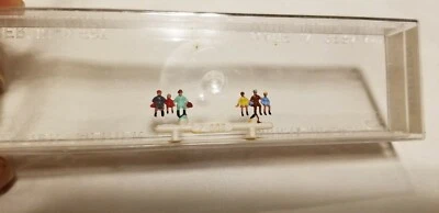 Merten Z Scale Passengers Sitting in Groups 6 Figures # Z 865 - Image 1 of 2