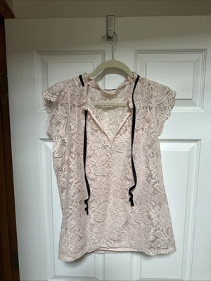 Top de encaje rosa claro con cuello alto con corbata negra de la Casa Blanca Mercado Negro Talla L Foto 1 de 4