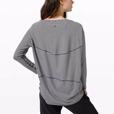 Top Lululemon para mujer 2/4 negro blanco espalda en acción manga larga rayas cuello barco Foto 1 de 4