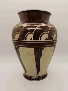 Jarrón vintage Art Deco con esgrafiado esmalte marrón 1980 firmado por Piper 5"x7" - Imagen 1 de 11