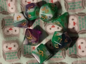 ~ Beautiful Gaming Dice Set of 7 D&D D and D Dice Red/Green/White Swirl DND - Picture 1 of 3