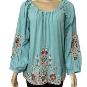 Johnny Was besticktes Bohemian Floral Blusentop in hellblau Gr. Medium - Bild 1 von 11