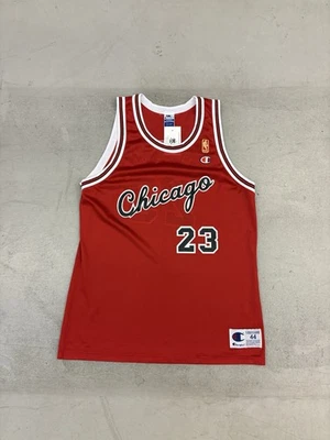 Camiseta deportiva vintage de Michael Jordan #23 de los Chicago Bulls con logotipo dorado campeón 44 L Foto 1 de 4