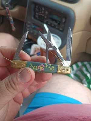 Cuchillo usado rosa de tres hojas de resina de colección Foto 1 de 4