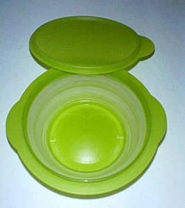 TUPPERWARE 3 Cup/ 700ml FLAT-OUT Microwave Bowl #5452A & Seal #5454A APPLE GREEN - Picture 1 of 4