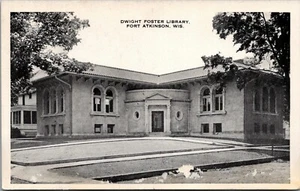 Fort Atkinson Wisconsin ~ bibliothèque Dwight Foster ~ maison derrière ~ carte postale années 1920 noir et blanc - Photo 1/2