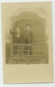 Drei (3) RPPC Postkarten - Männer auf Zugrückseite Begleitwagen Kind Paar Portraits - Bild 1 von 6