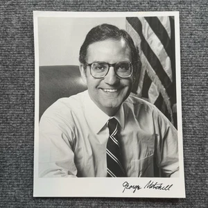 George Mitchell handsigniertes 8 x 10 Schwarzweiß Foto - Bild 1 von 1