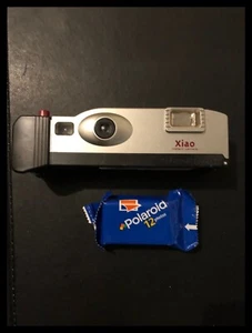 Cámara instantánea Polaroid Xiao probada - con flash en funcionamiento y película desactualizada - Imagen 1 de 11