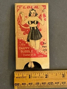 LOLA DIE BISSIGE BUBBLE DANCERIN NEUHEIT ZUGLASCHE GEWAGTER VINTAGE PINUP GAG - Bild 1 von 3