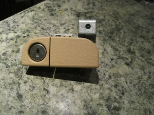 2005-2008 HONDA ODYSSEY GLOVE BOX LATCH STORAGE LOCK HANDLE BROWN OEM W/O Key - Picture 1 of 2