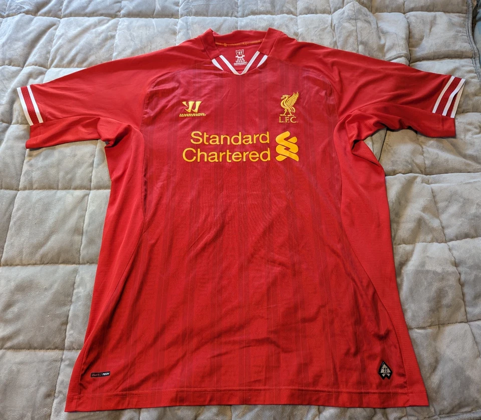 Warrior 2013 LIVERPOOL FC 家用套件 尺寸 XXL 足球球衣 全新 从未穿过 — 第 1/1 张图片