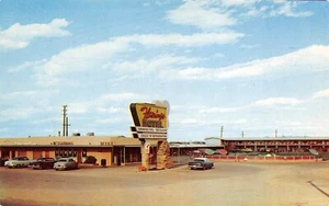 The Flamingo Hotel Roadside Vintage Autos Straßenszene Yuma, AZ Vintage 1950er Postkarte  - Bild 1 von 2